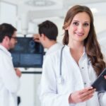 Médicos no consultório